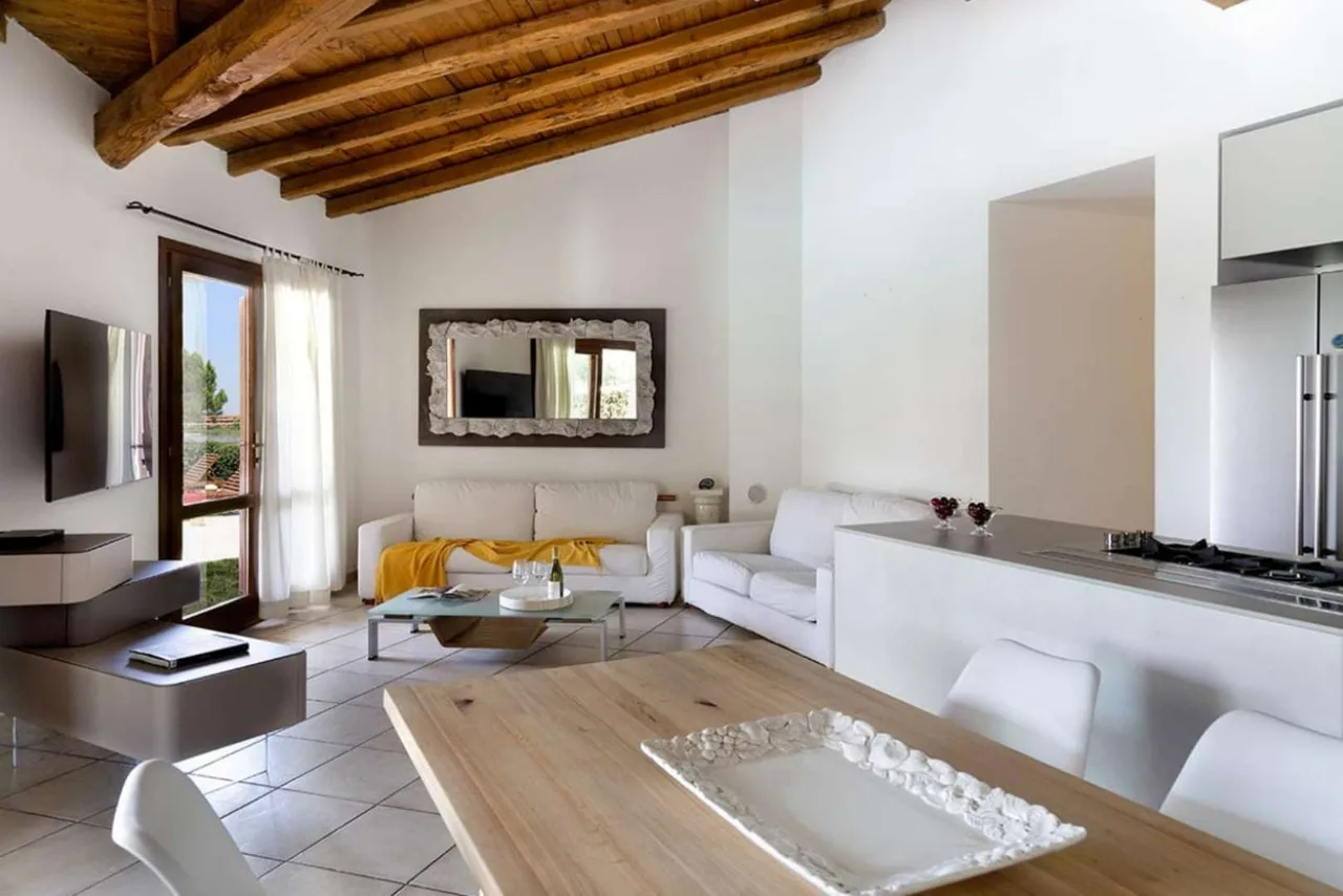 Elegant Beachside Villa With Pool photo 3