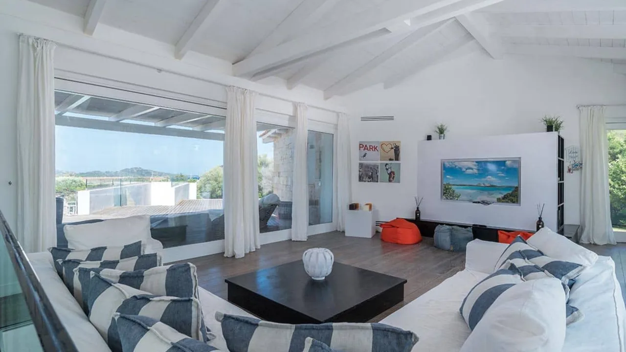 Luxury Seaside Property With Pool and Garden photo 2