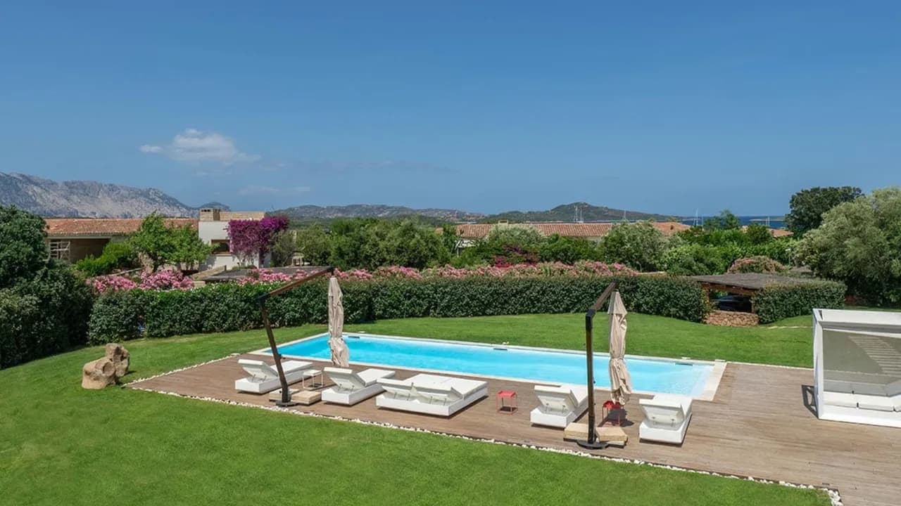 Luxury Seaside Property With Pool and Garden photo 5