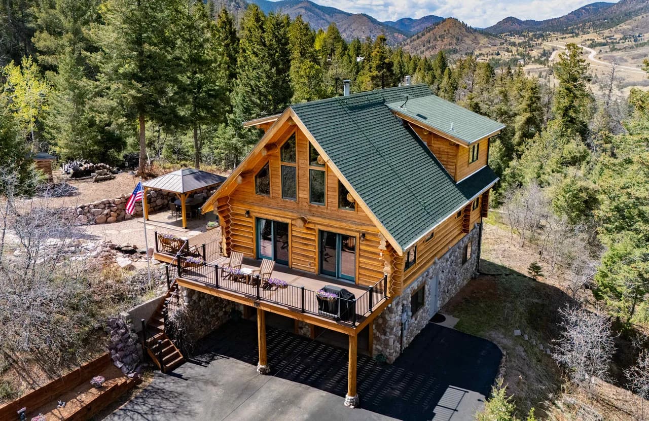 Mountain Log Cabin with Deck Views in Cascade Chipita Park