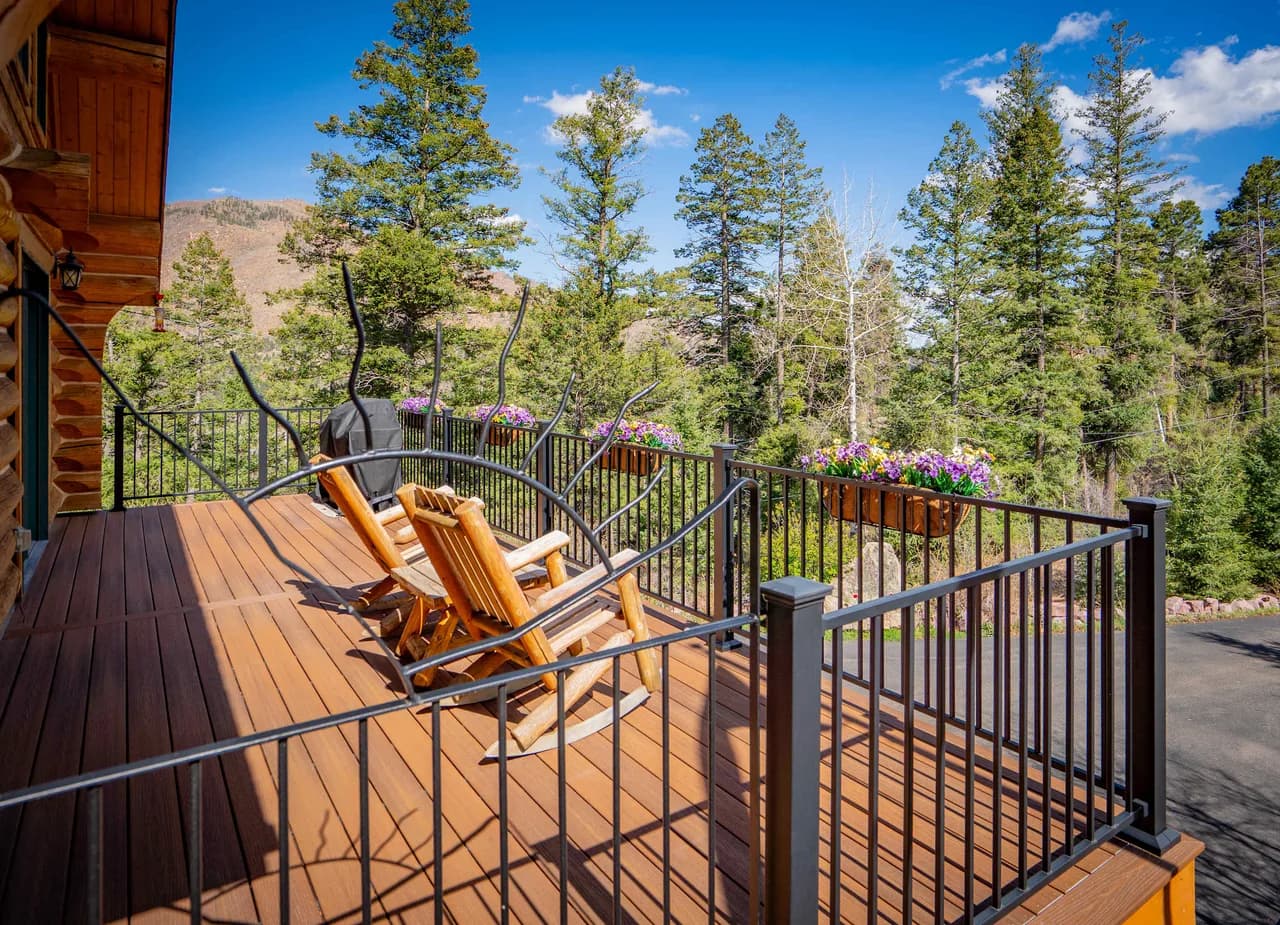 Mountain Log Cabin with Deck Views in Cascade Chipita Park photo 4