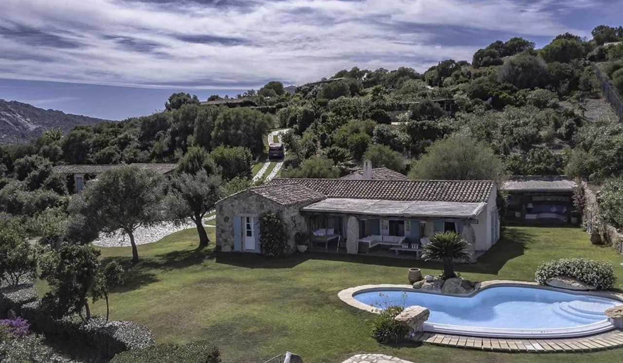 Elegant Coastal Villa With Sea Views