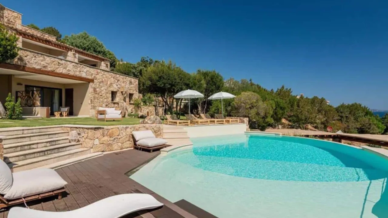 Luxury Coastal Villa With Swimming Pool photo 4