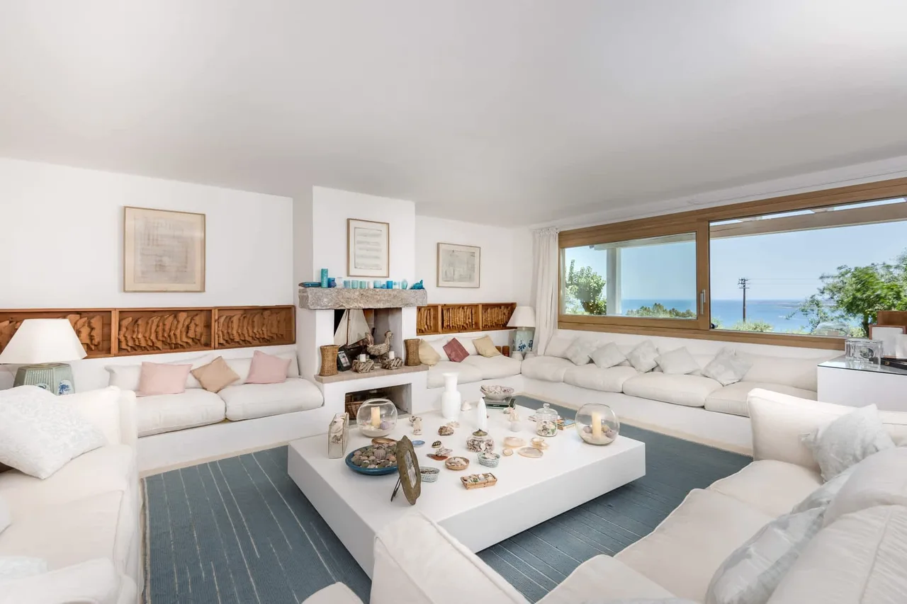 Beachfront Villa with Private Beach Access photo 2