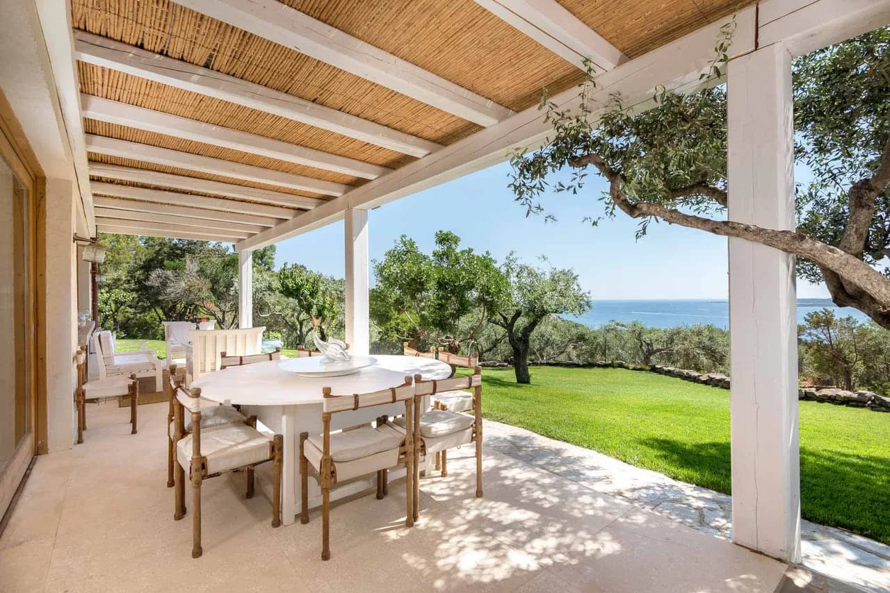 Beachfront Villa with Private Beach Access photo 4