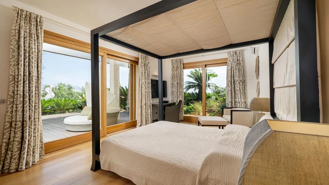 Waterfront Estate With Tennis and Beach Club photo 3