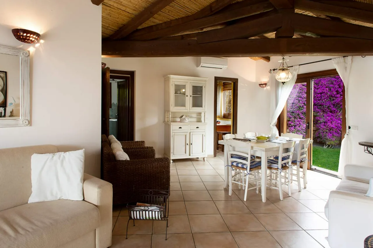 Elegant Beachside Villa With Views photo 2