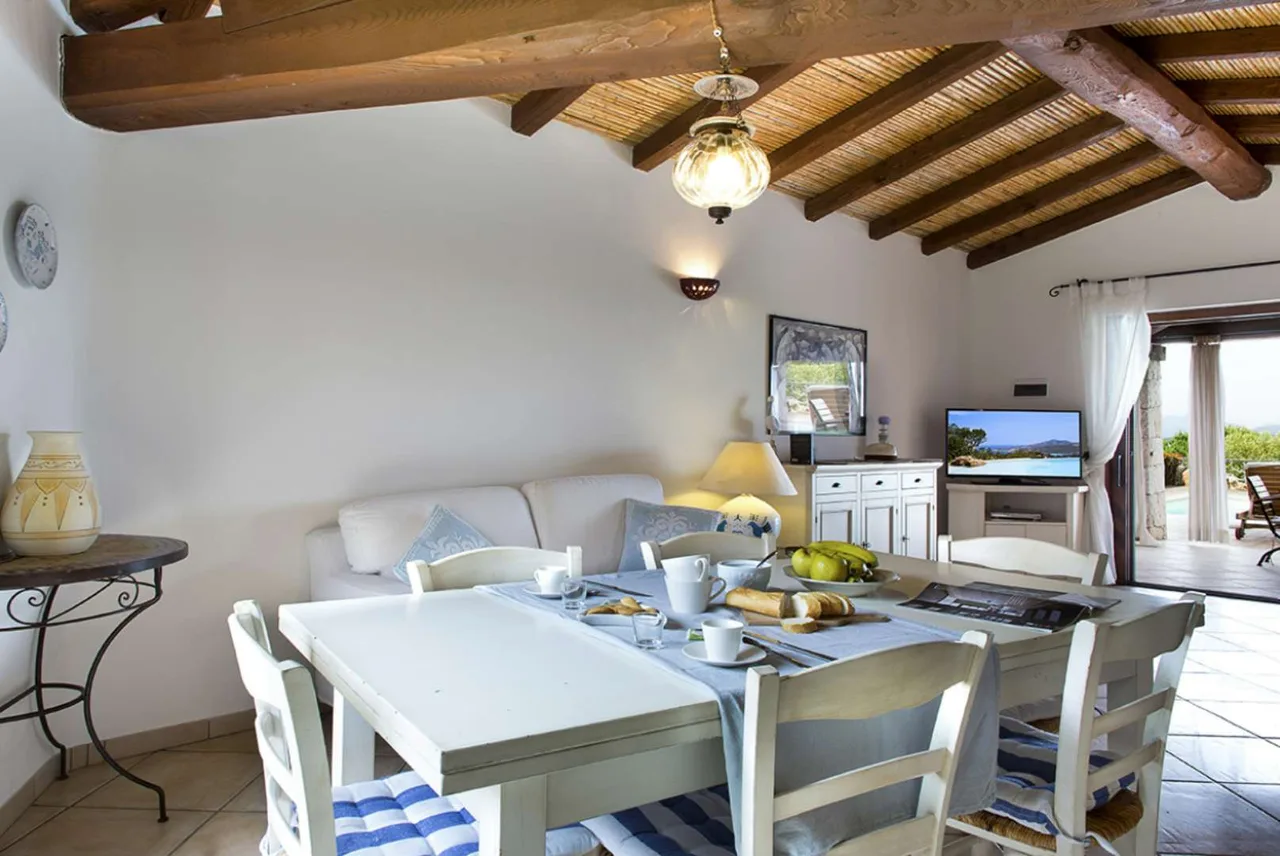 Elegant Beachside Villa With Views photo 5
