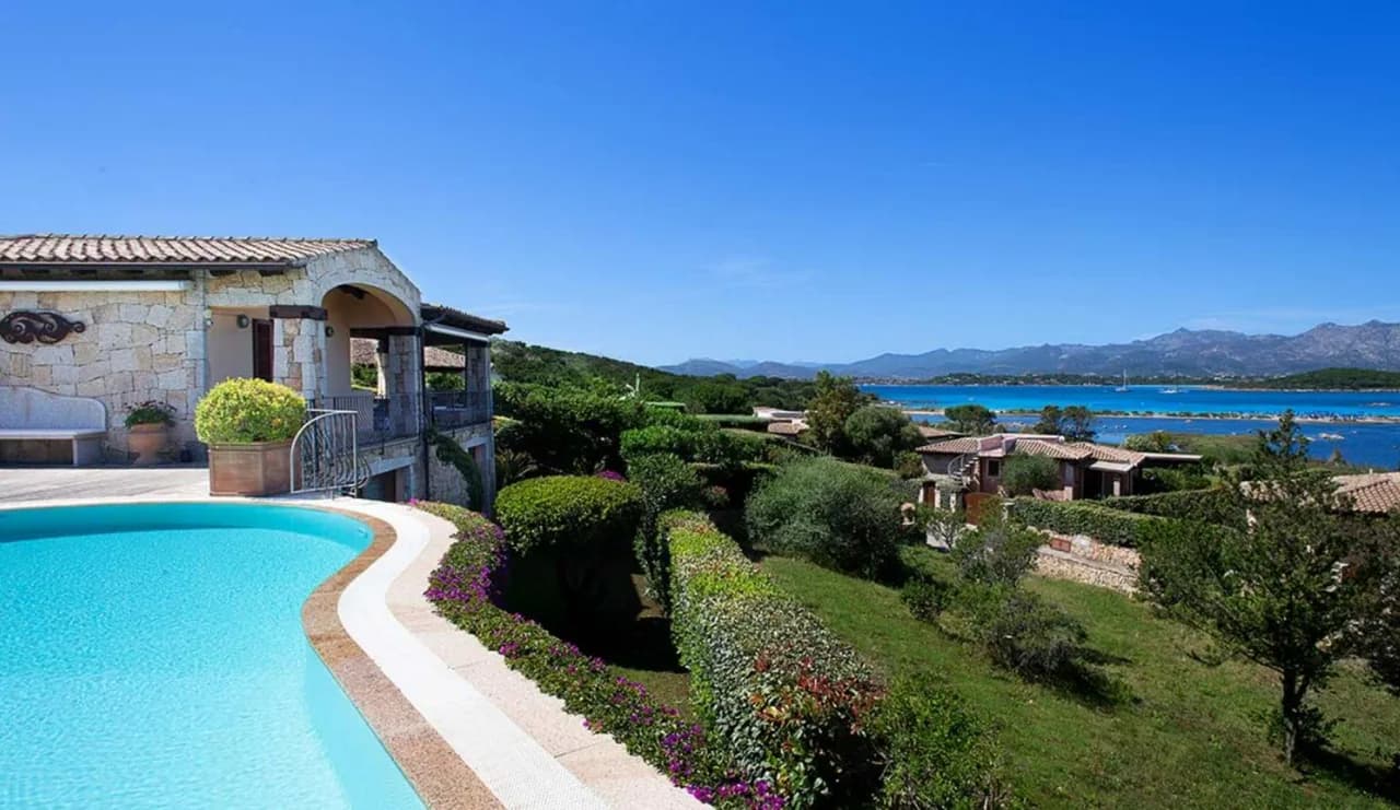 Private Villa Near Beautiful Beaches
