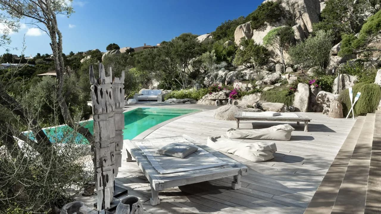 Stylish Seaside Living With Infinity Pool photo 4