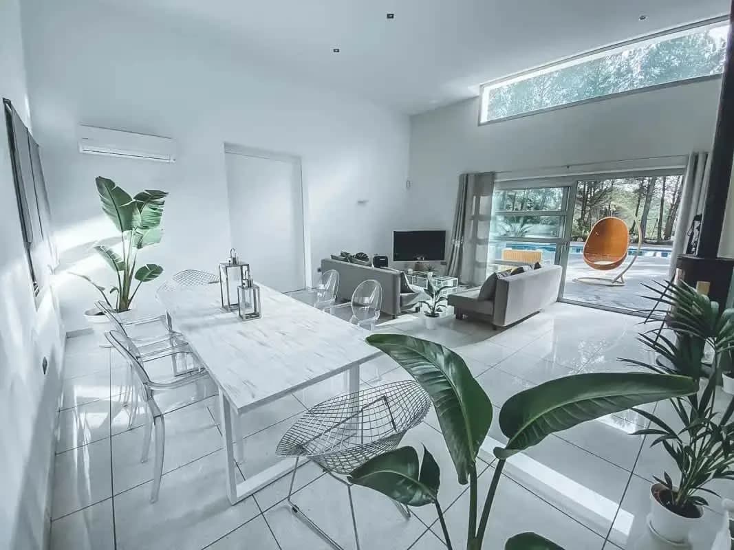 Modern 6-Bedroom Chic Villa with Pool photo 3