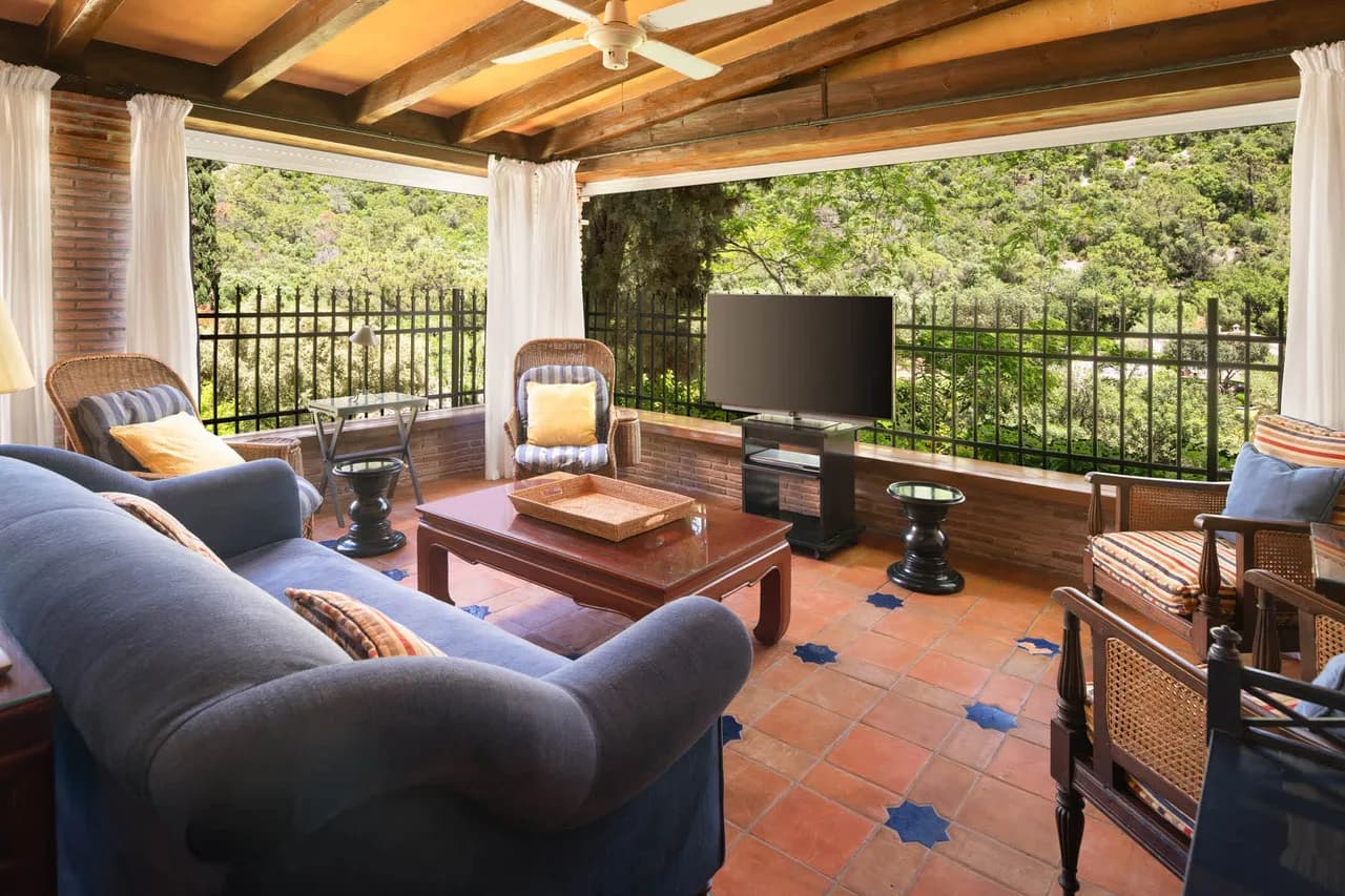 Rustic Luxury Riverside Villa with Pool photo 4
