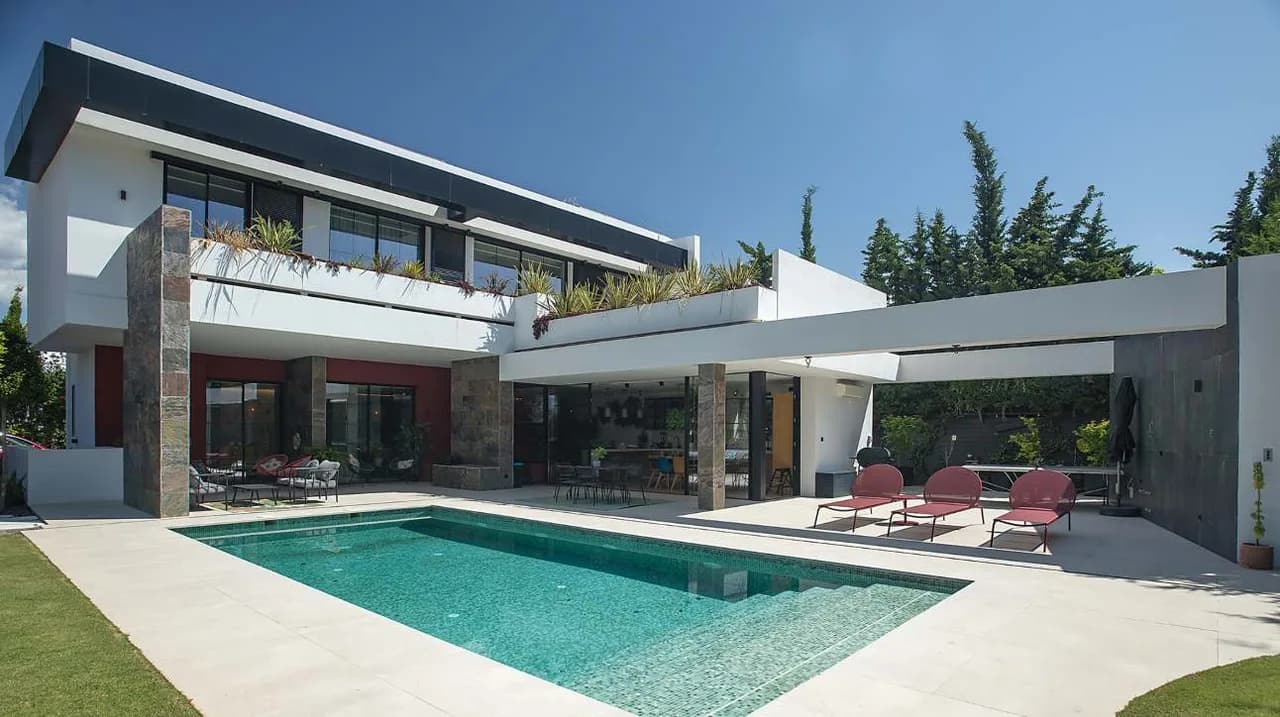 Modern 6-BR Beachside Villa w/ Pool, Spa & Cinema