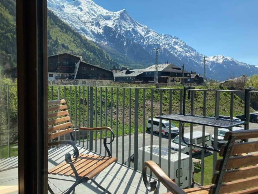 Central Chamonix Stay With Modern Comfort