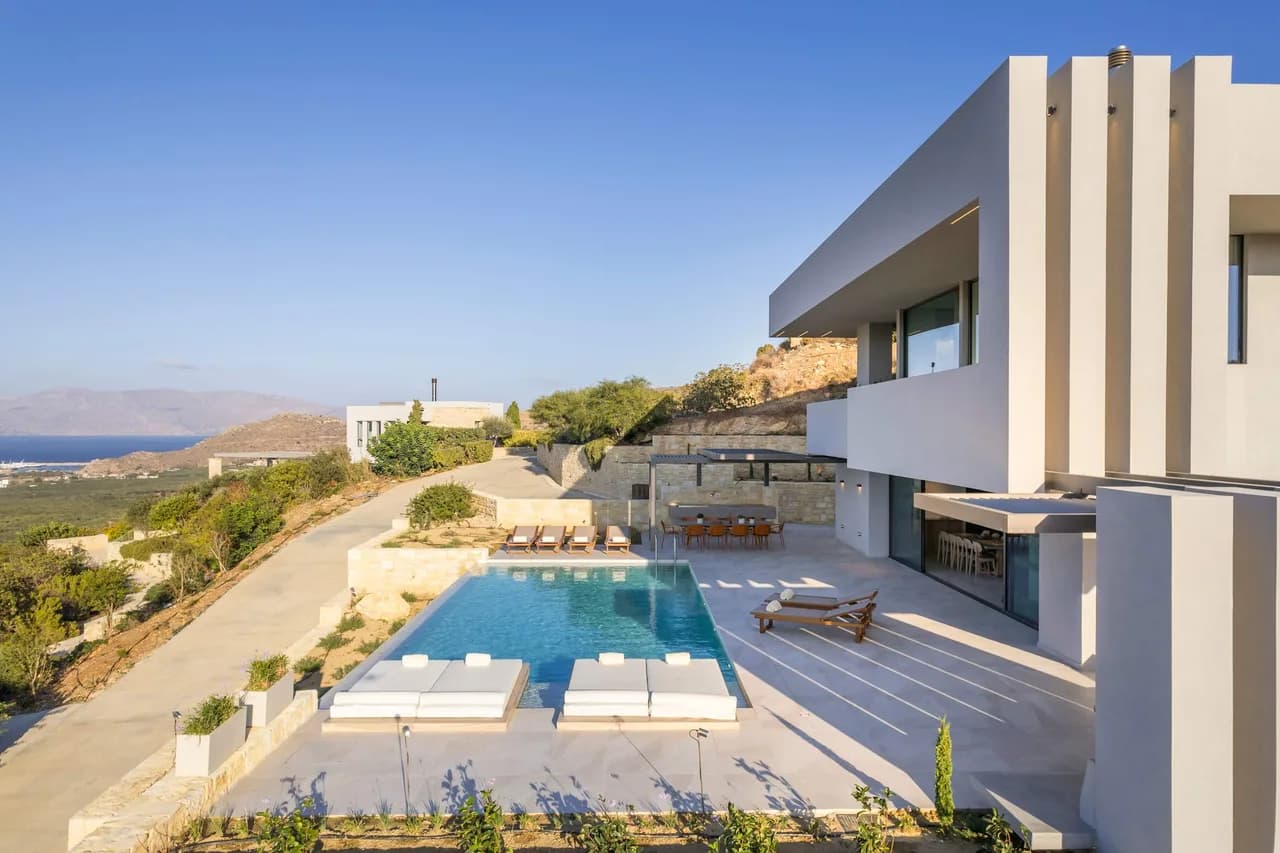Luxury Sea View Retreat with Private Pool, Gym