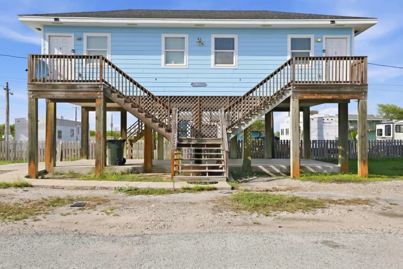 Beachside 1BR Studio, Sleeps 4 & Near Attractions