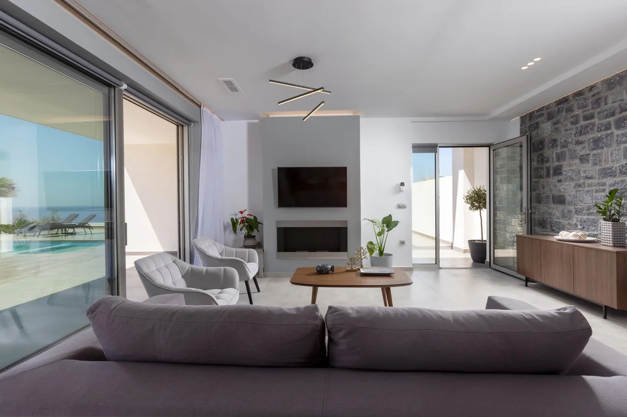 Luxury Seafront Escape with Heated Pool, Kids Pool photo 3