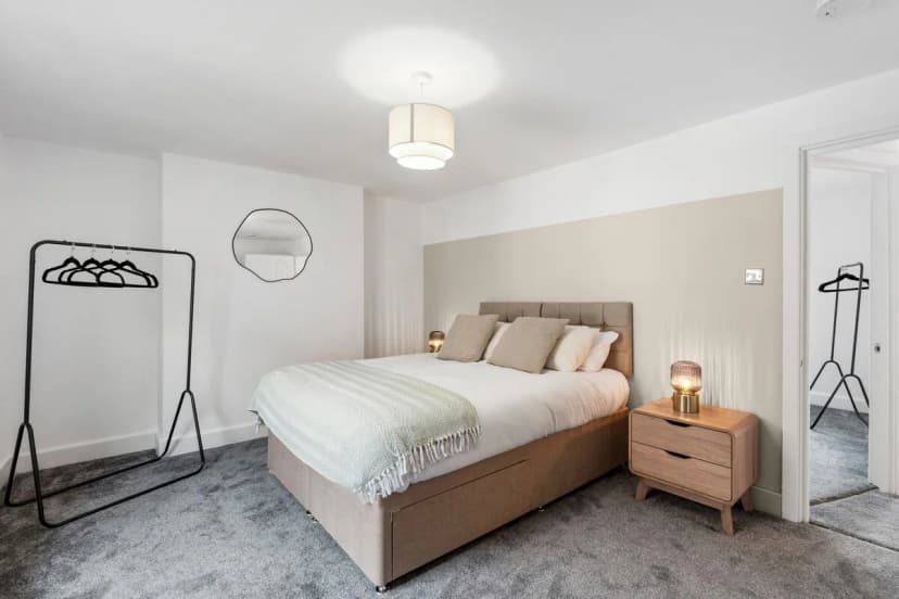 Free Parking | Sleeps 8 | 4Bed House