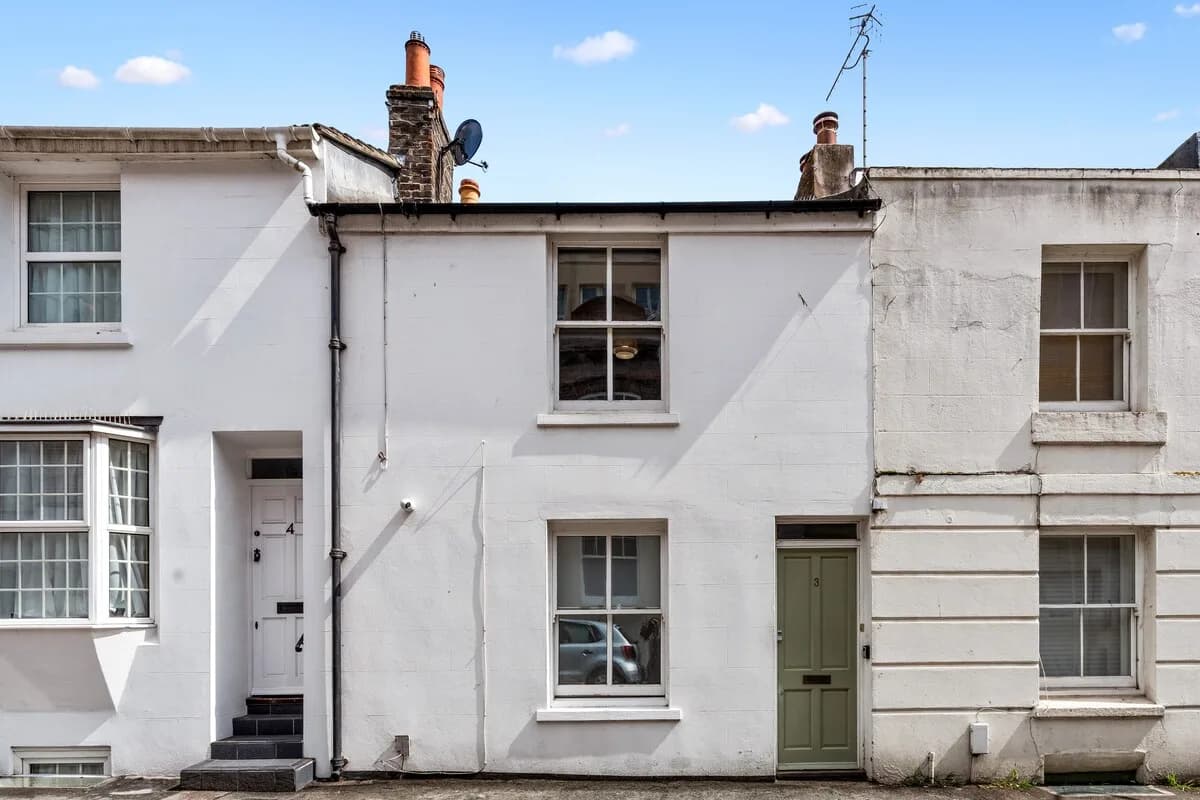 Free Parking | Sleeps 8 | 4Bed House photo 2