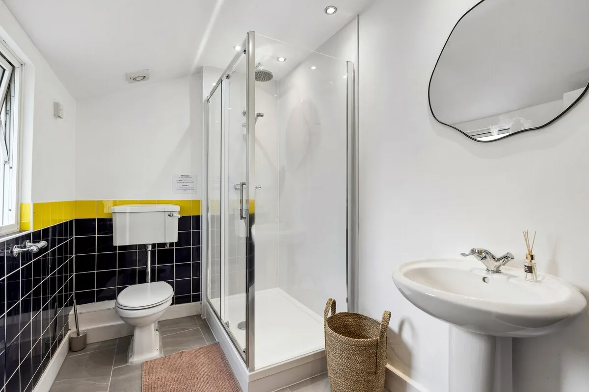 Free Parking | Sleeps 8 | 4Bed House photo 3