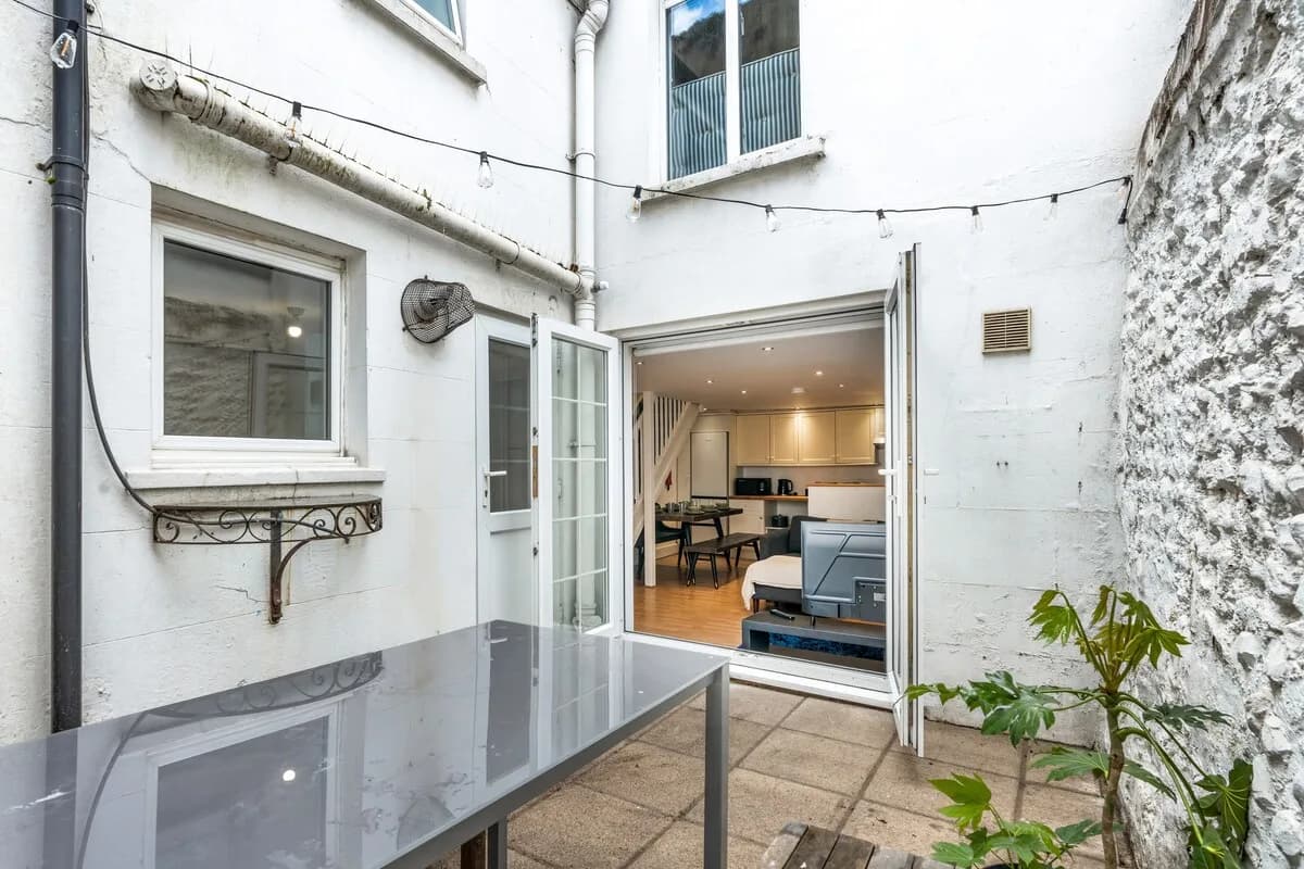 Free Parking | Sleeps 8 | 4Bed House photo 4
