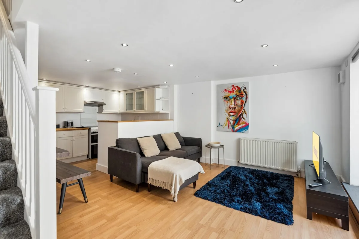 Free Parking | Sleeps 8 | 4Bed House photo 5