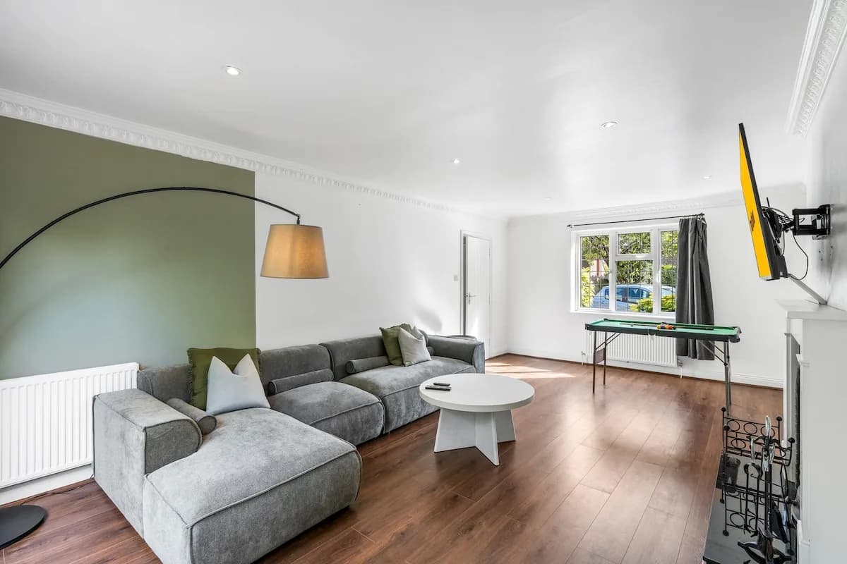Sleeps 10 | 5 Bed | Free parking photo 2