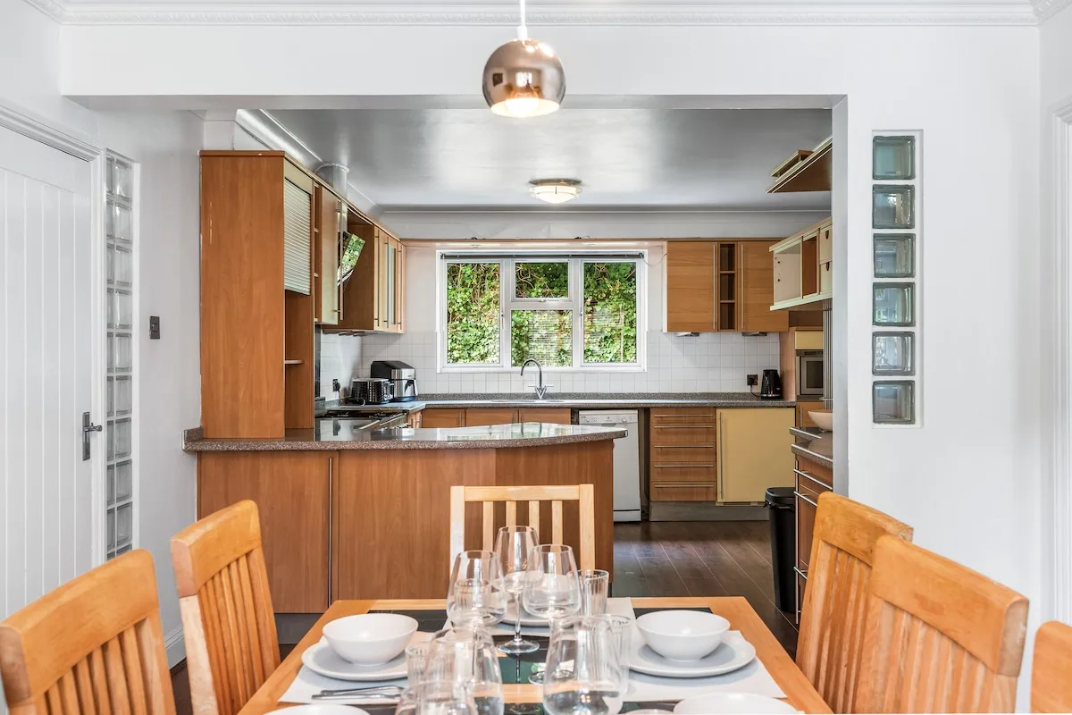 Sleeps 10 | 5 Bed | Free parking photo 3