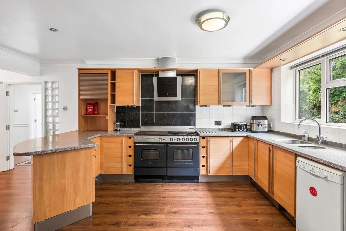 Sleeps 10 | 5 Bed | Free parking photo 4