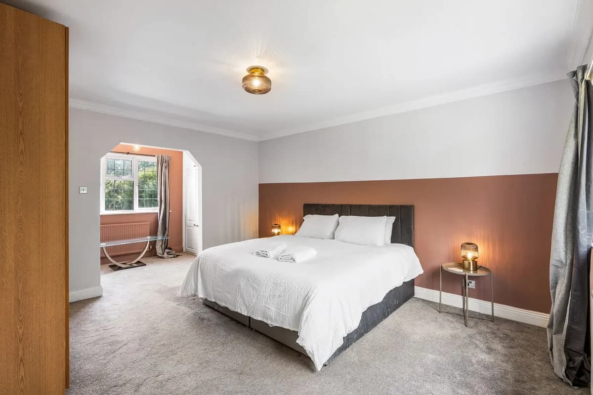 Sleeps 10 | 5 Bed | Free parking photo 5
