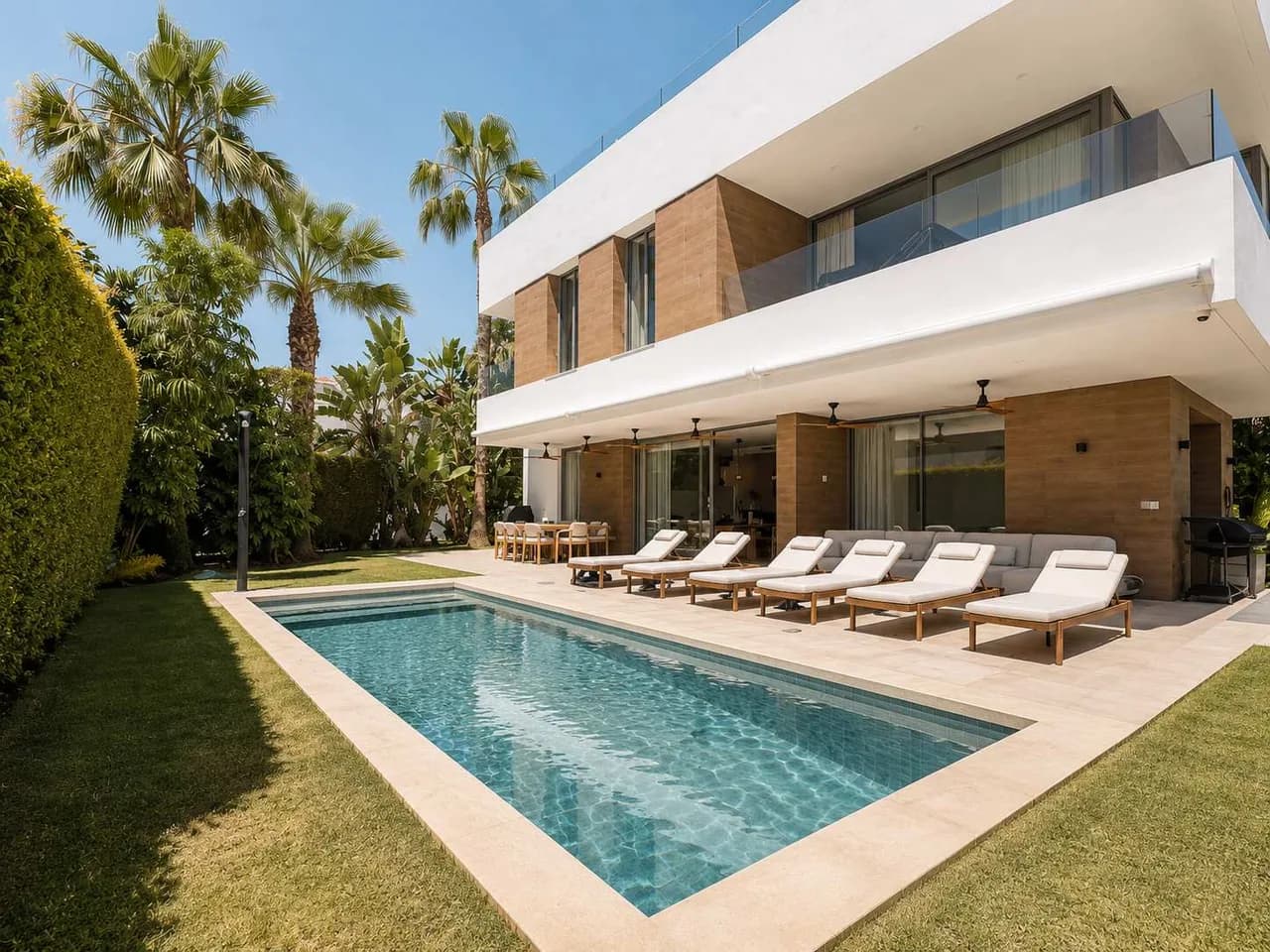 Modern Villa with Pool Views in El Paraiso