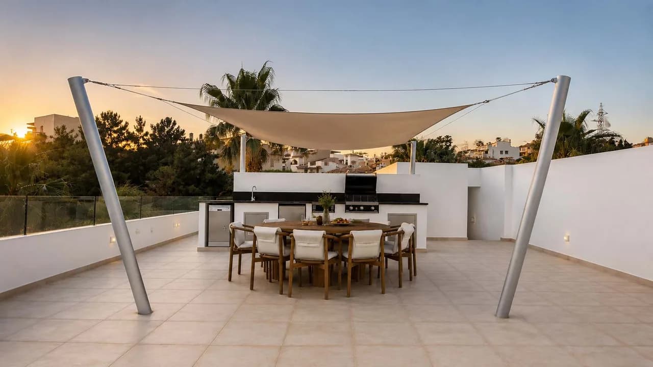 Modern Villa with Pool Views in El Paraiso photo 3