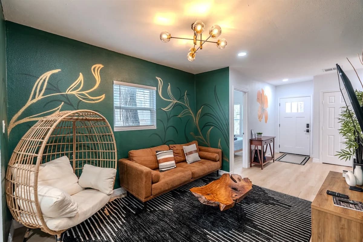 Cozy Six Bedroom Oasis Near Downtown Houston