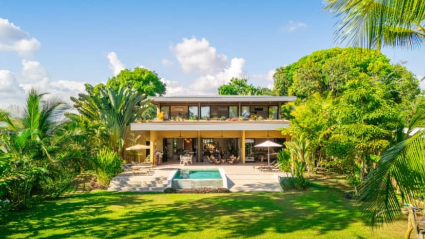 Luxury Coastal Villa With Direct Beach
