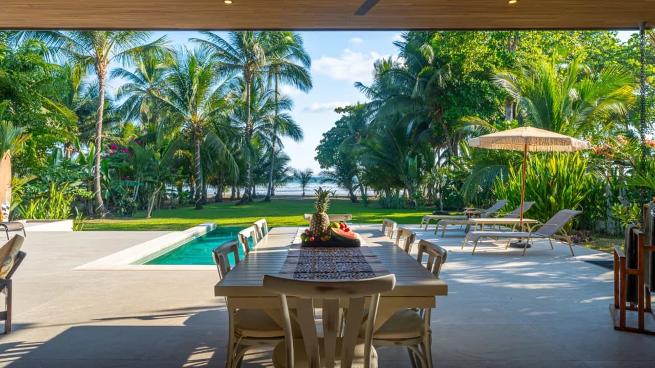 Luxury Coastal Villa With Direct Beach photo 2