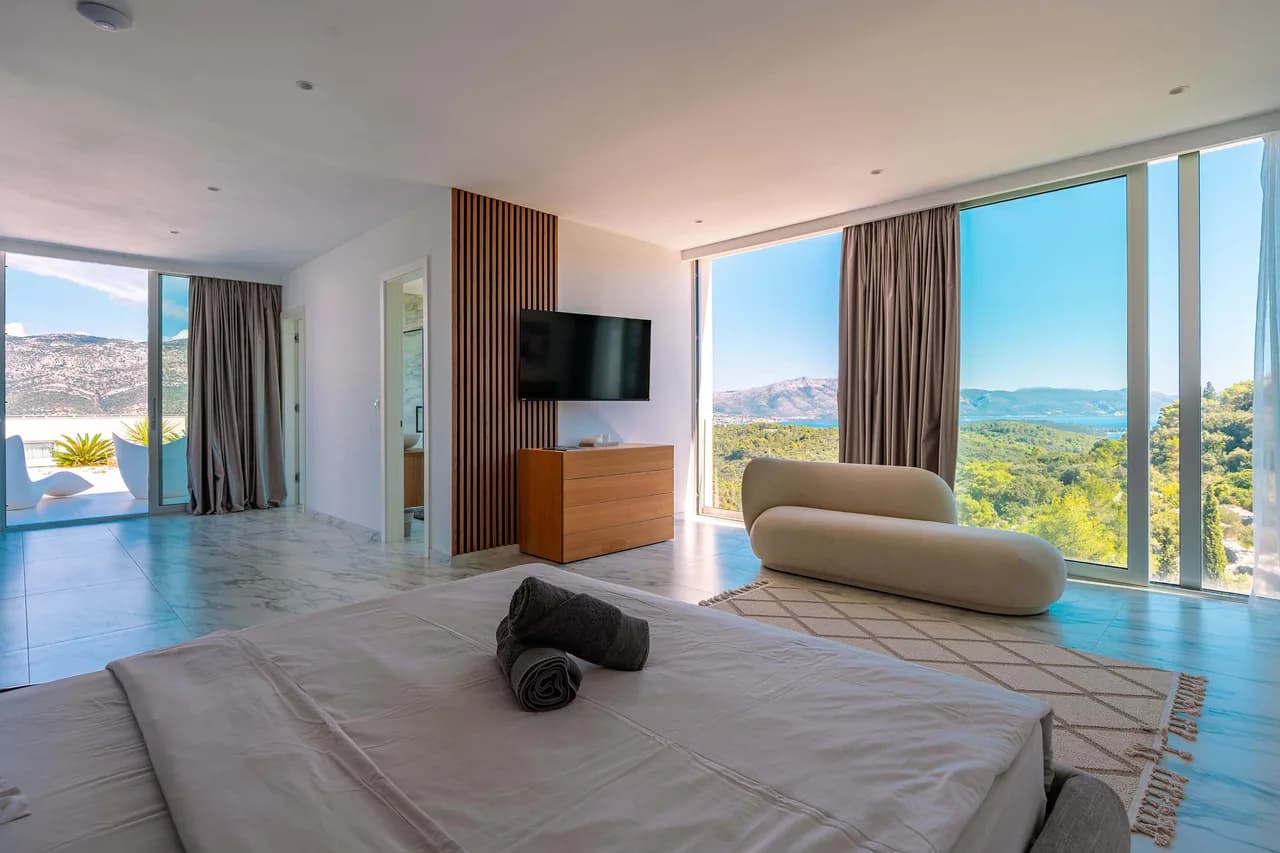 Luxury Seafront Villa with Infinity Pool & Sauna photo 2