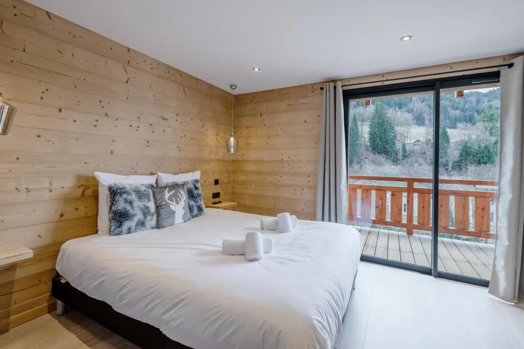 Elegant Alpine Chalet with Lift, Ensuite Bedrooms photo 2