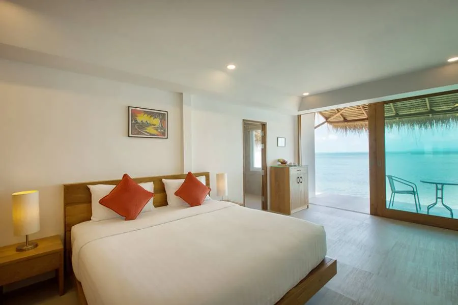 Elegant Beachfront King Suite Escape photo 2