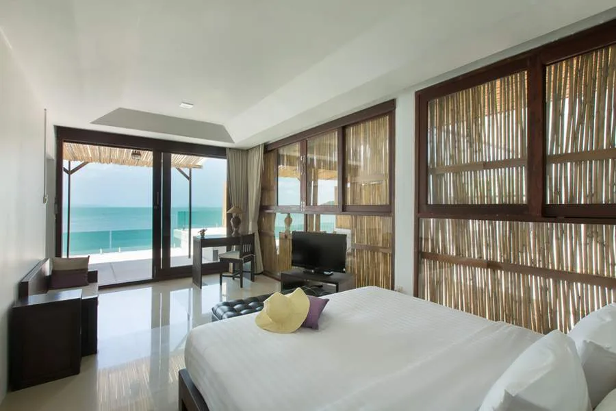 Sophisticated Beachfront Suite Retreat photo 2