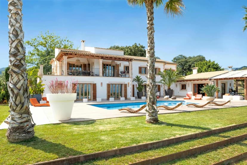 Spacious Retreat With Saltwater Heated Pools