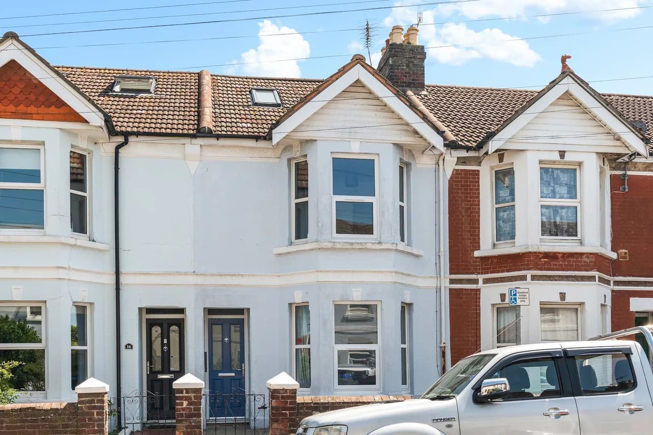 Spacious 6-Bed Contractor House | 5 Bathrooms | Free Parking photo 2