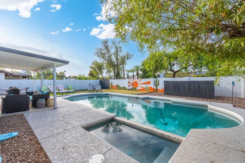 3bd, Pool, Hot Tub, Garage, Full Kitchen, ASU