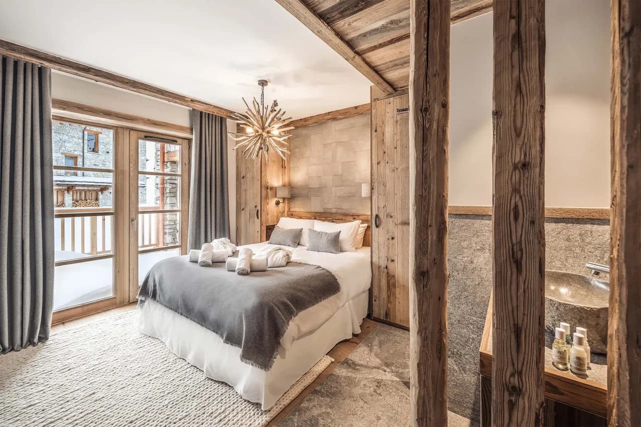 Luxury Alpine Chalet with Outdoor Jacuzzi photo 4