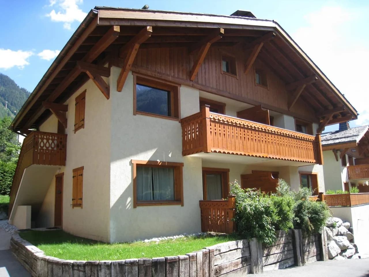 Bright Alpine Stay With Mountain Views