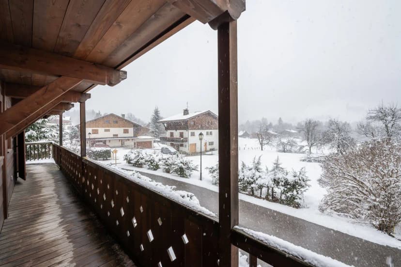 Stylish Chalet Featuring Sauna and Jacuzzi