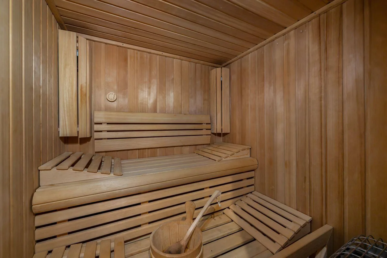 Stylish Chalet Featuring Sauna and Jacuzzi photo 4
