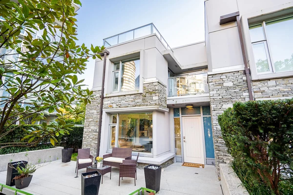 Modern Three Bedroom Villa in Downtown Vancouver photo 2