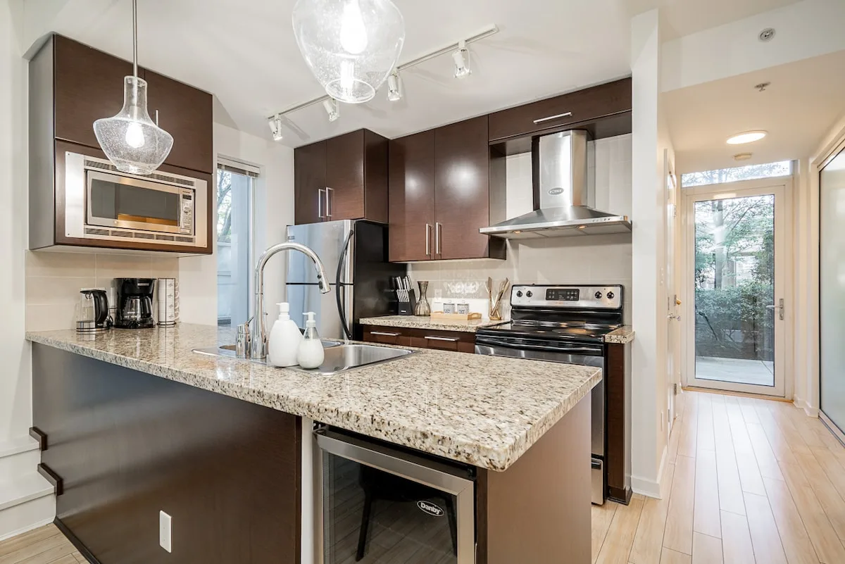 Modern Three Bedroom Villa in Downtown Vancouver photo 4