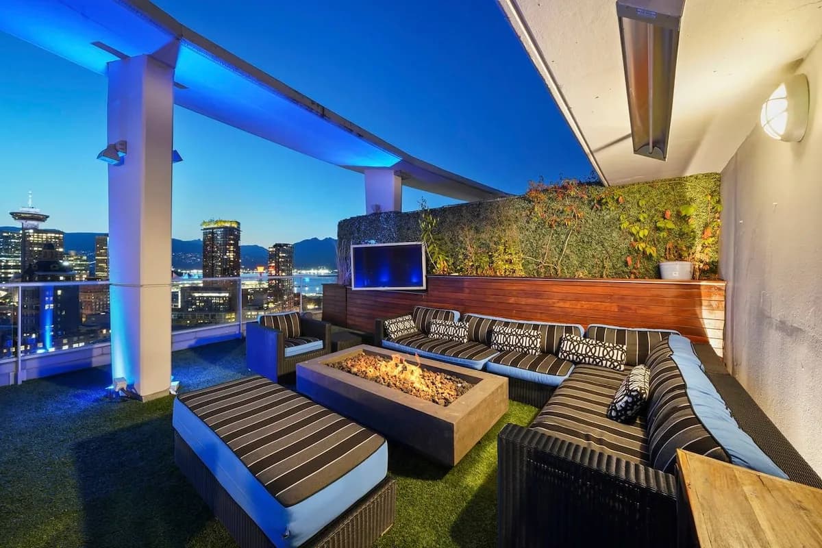 Skyview Three Bedroom Penthouse in Vancouver photo 2