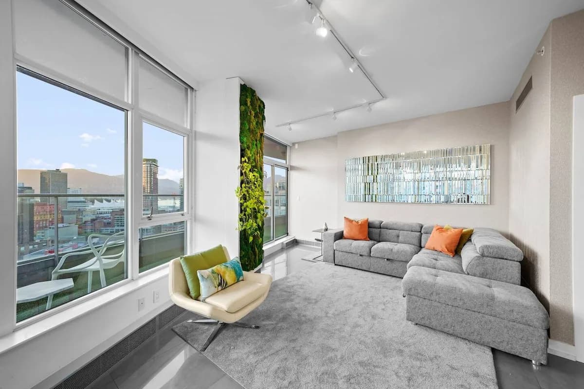 Skyview Three Bedroom Penthouse in Vancouver photo 4